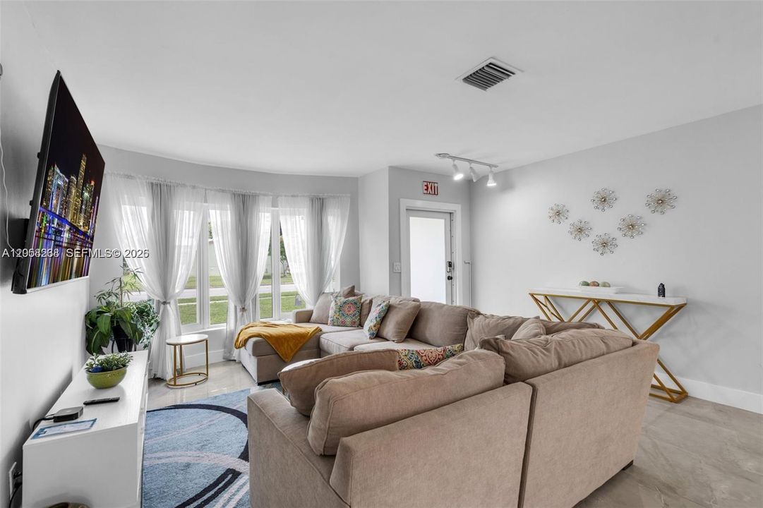 В аренду: $3,700 (3 спален, 2 ванн, 1518 Квадратных фут)