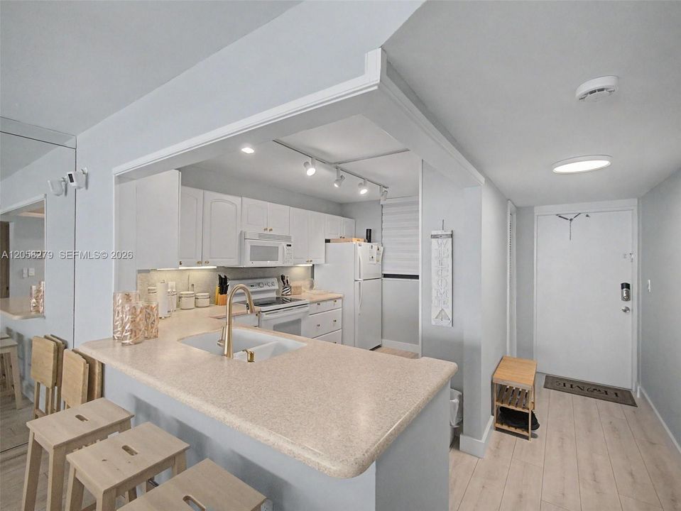 Active With Contract: $390,000 (2 beds, 2 baths, 1023 Square Feet)
