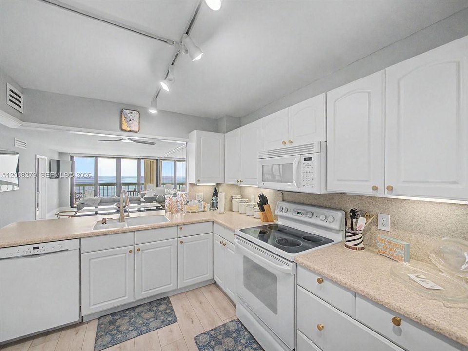 Active With Contract: $390,000 (2 beds, 2 baths, 1023 Square Feet)