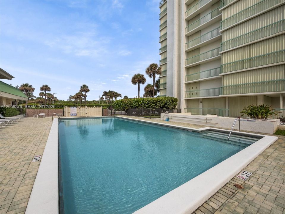 Active With Contract: $390,000 (2 beds, 2 baths, 1023 Square Feet)