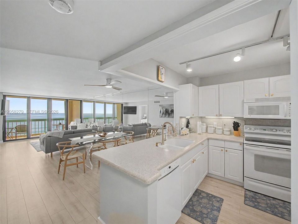 Active With Contract: $390,000 (2 beds, 2 baths, 1023 Square Feet)
