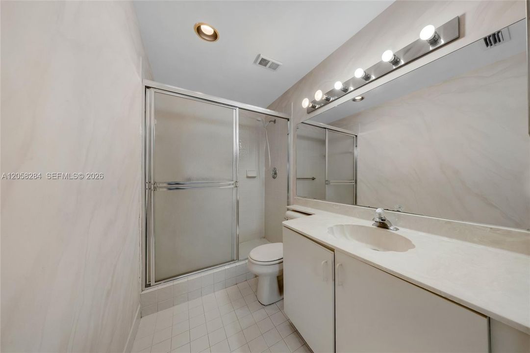 На продажу: $149,950 (2 спален, 2 ванн, 1170 Квадратных фут)