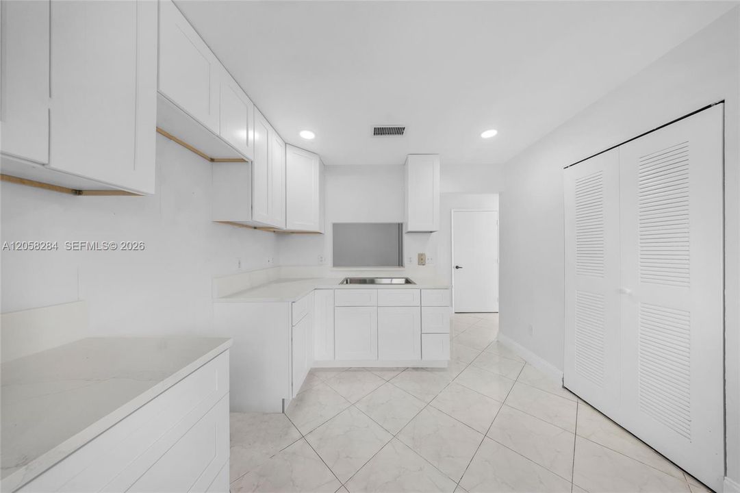 На продажу: $149,950 (2 спален, 2 ванн, 1170 Квадратных фут)