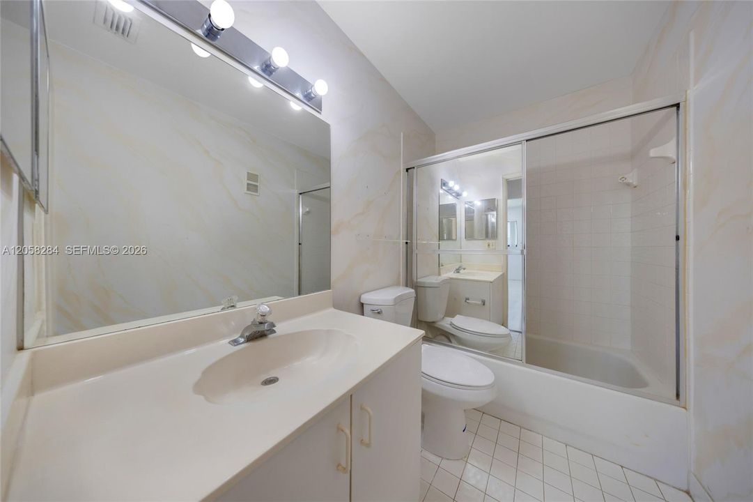 На продажу: $149,950 (2 спален, 2 ванн, 1170 Квадратных фут)