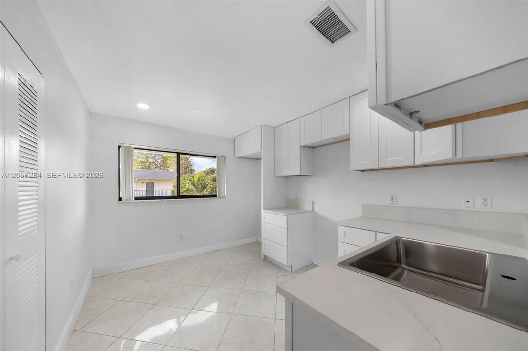 На продажу: $149,950 (2 спален, 2 ванн, 1170 Квадратных фут)
