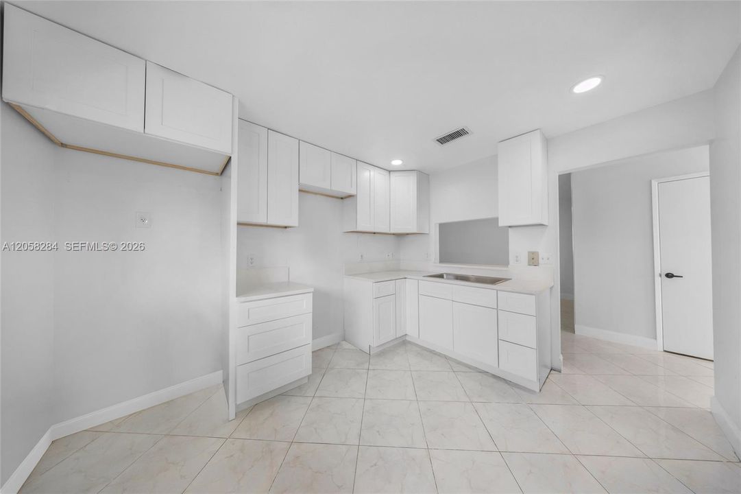 На продажу: $149,950 (2 спален, 2 ванн, 1170 Квадратных фут)