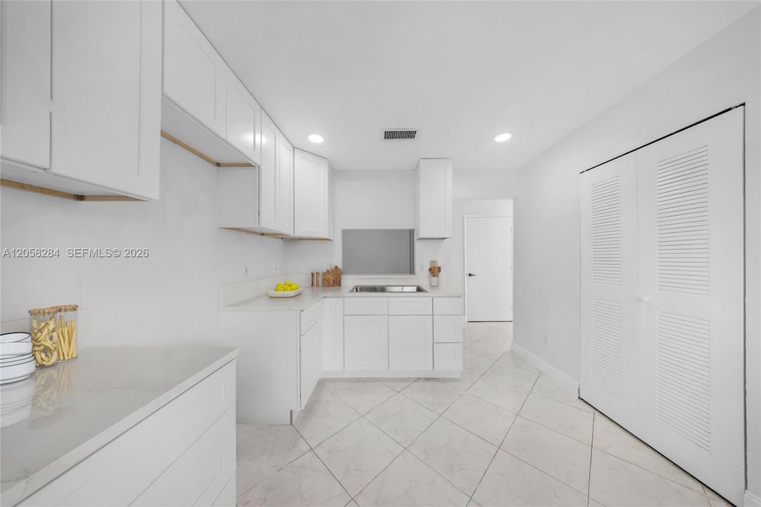 На продажу: $149,950 (2 спален, 2 ванн, 1170 Квадратных фут)