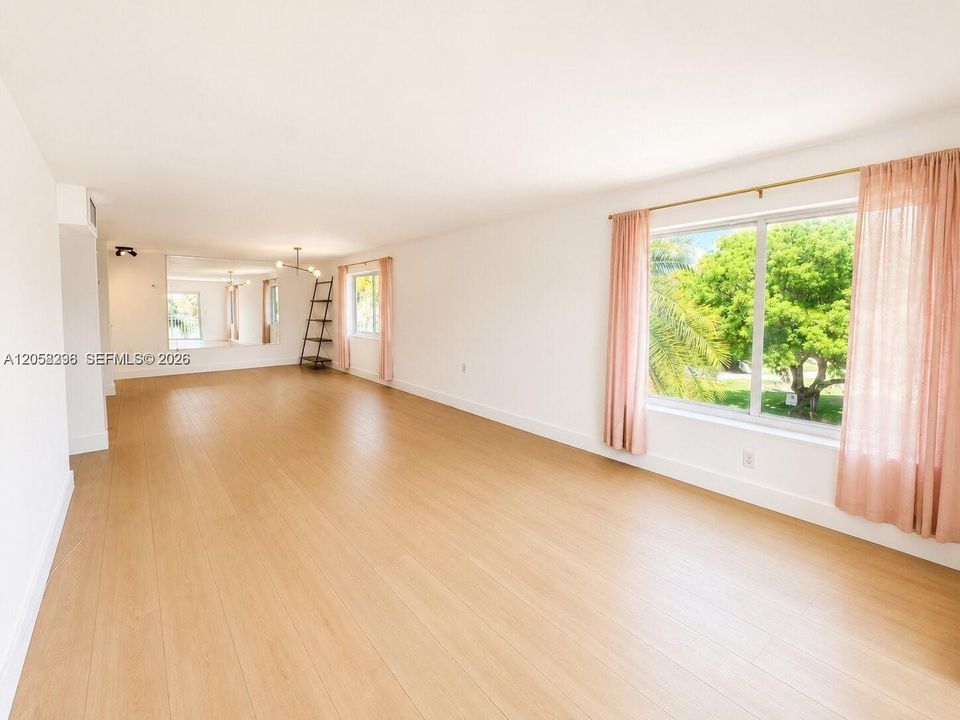 For Sale: $259,000 (1 beds, 1 baths, 880 Square Feet)