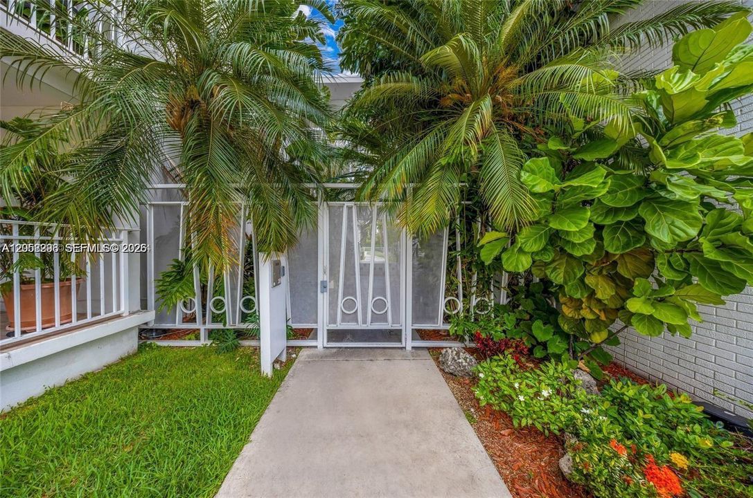 For Sale: $259,000 (1 beds, 1 baths, 880 Square Feet)