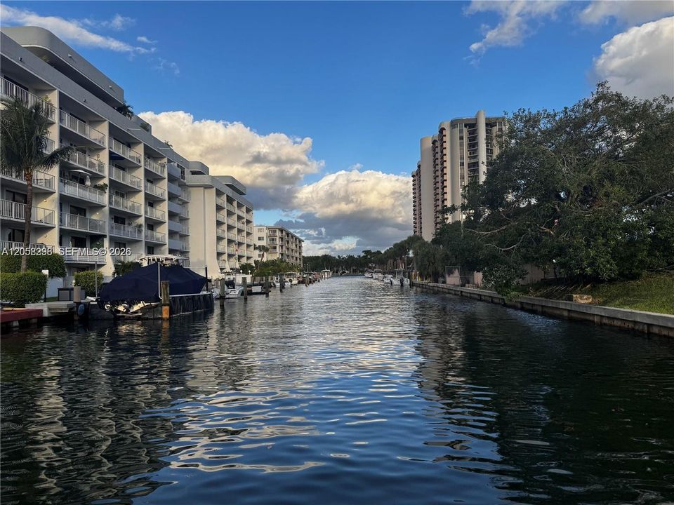 For Sale: $259,000 (1 beds, 1 baths, 880 Square Feet)