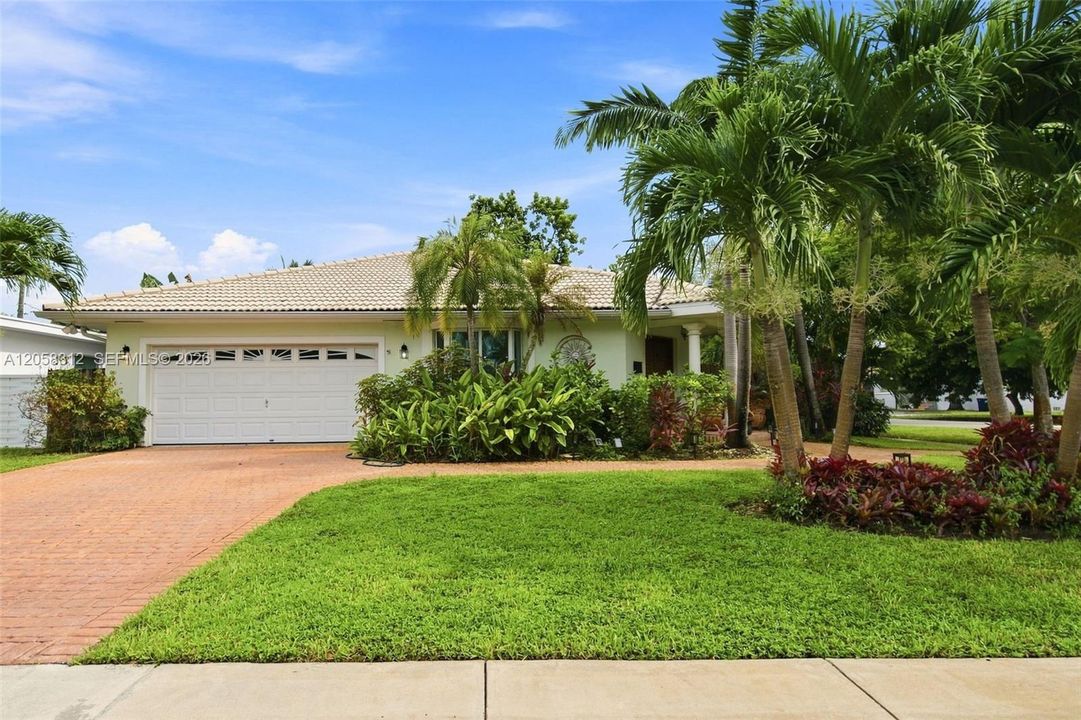 For Sale: $899,999 (3 beds, 3 baths, 2200 Square Feet)
