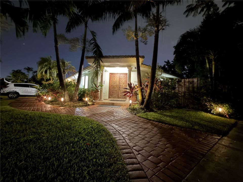 For Sale: $899,999 (3 beds, 3 baths, 2200 Square Feet)