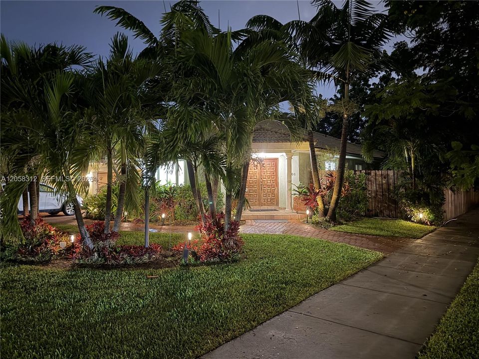 For Sale: $899,999 (3 beds, 3 baths, 2200 Square Feet)