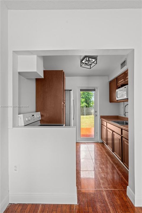 На продажу: $559,000 (2 спален, 1 ванн, 812 Квадратных фут)