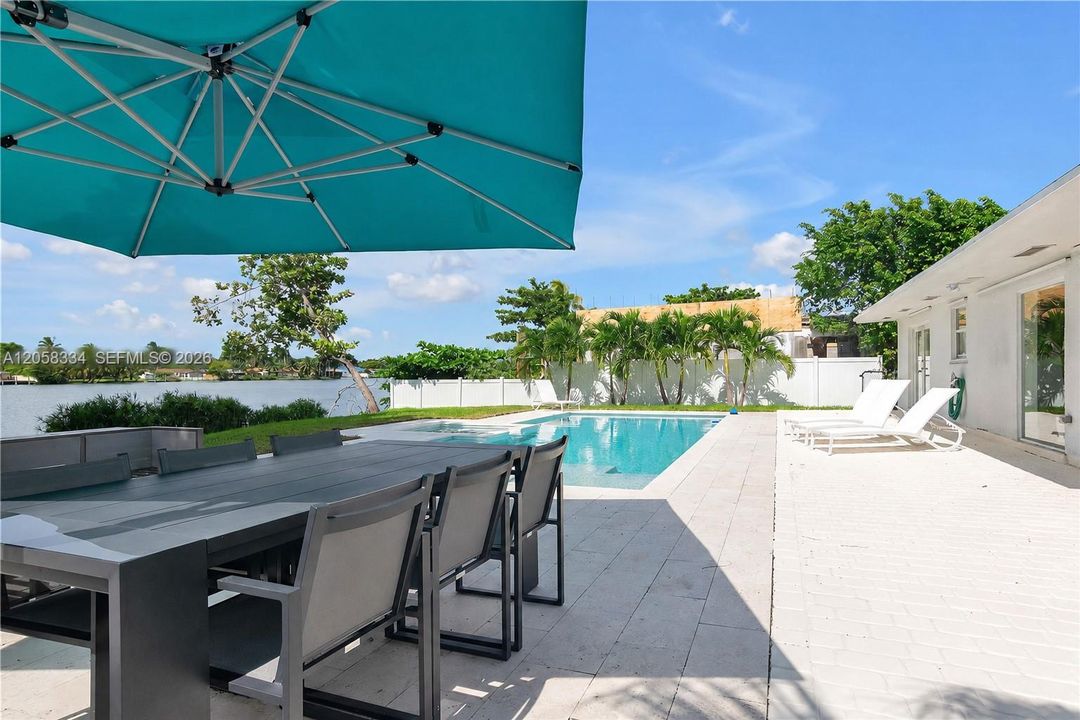 For Sale: $1,890,000 (3 beds, 2 baths, 1800 Square Feet)