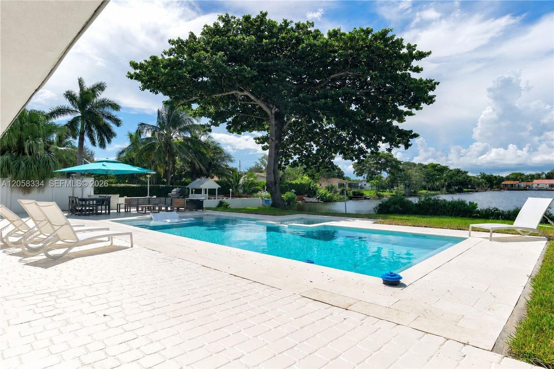 For Sale: $1,890,000 (3 beds, 2 baths, 1800 Square Feet)