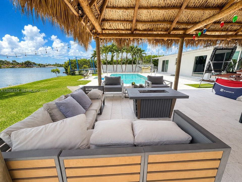 For Sale: $1,890,000 (3 beds, 2 baths, 1800 Square Feet)