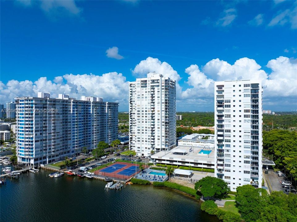На продажу: $390,000 (2 спален, 2 ванн, 1300 Квадратных фут)