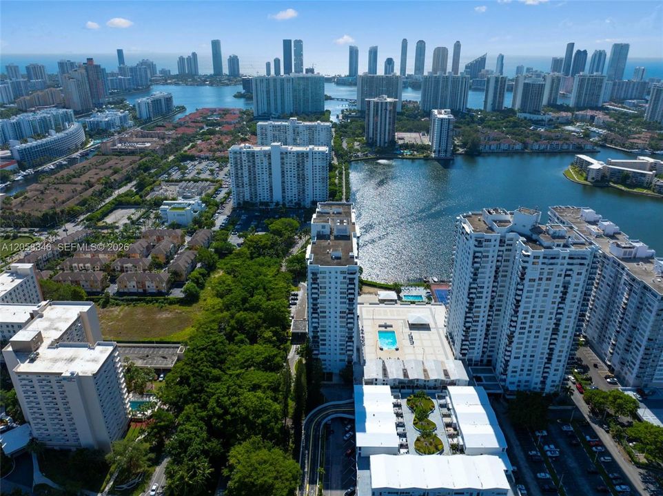 На продажу: $390,000 (2 спален, 2 ванн, 1300 Квадратных фут)