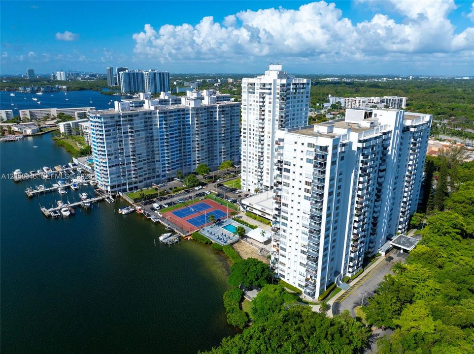 На продажу: $390,000 (2 спален, 2 ванн, 1300 Квадратных фут)