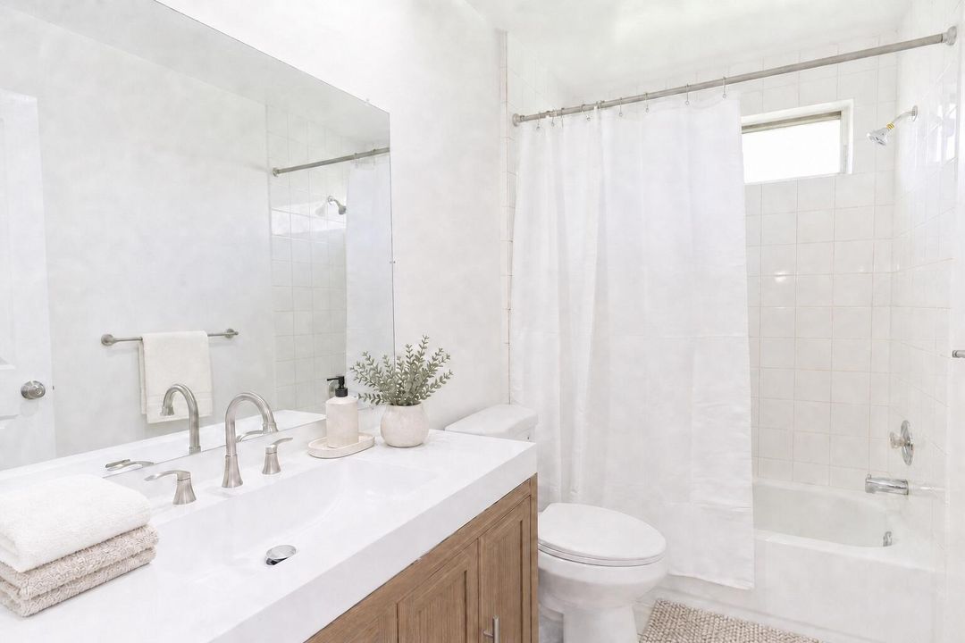 02_Hall_Bathroom_Virtually_Staged