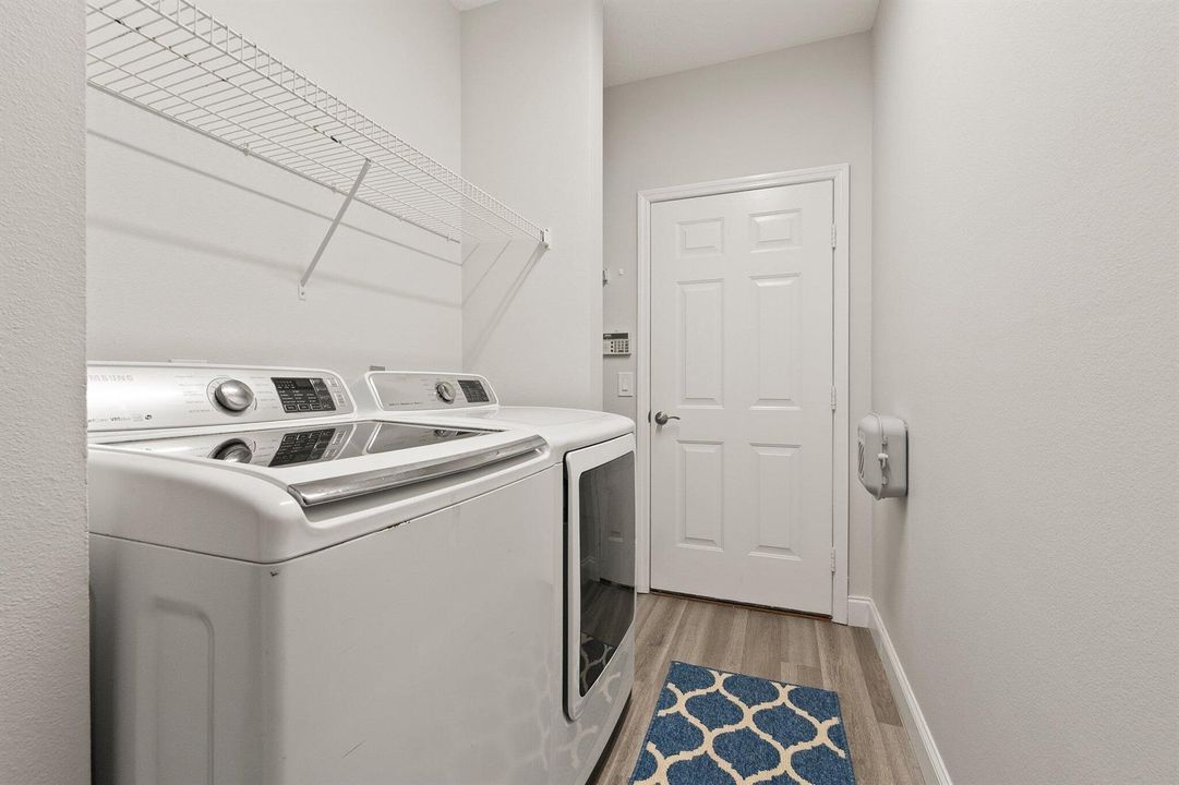 LAUNDRY BETWEEN KITCHEN & GARAGE