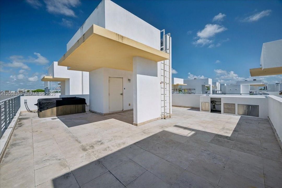 На продажу: $915,000 (2 спален, 2 ванн, 1097 Квадратных фут)