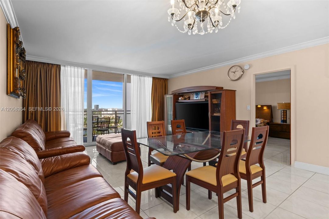 For Sale: $355,000 (1 beds, 1 baths, 896 Square Feet)