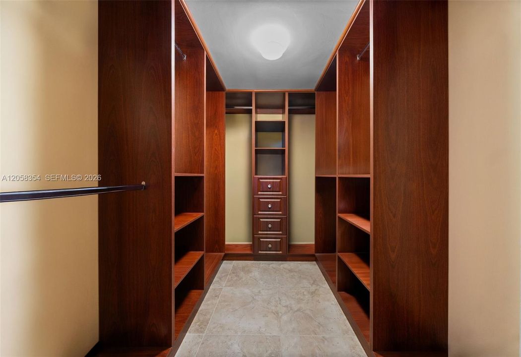 For Sale: $355,000 (1 beds, 1 baths, 896 Square Feet)
