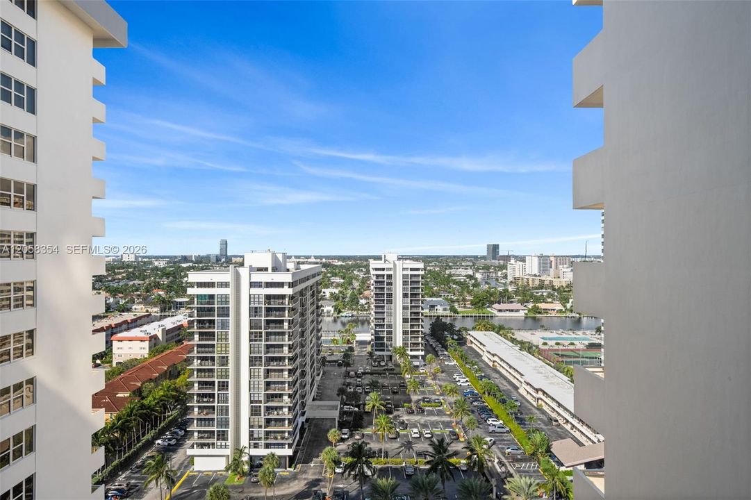 For Sale: $355,000 (1 beds, 1 baths, 896 Square Feet)