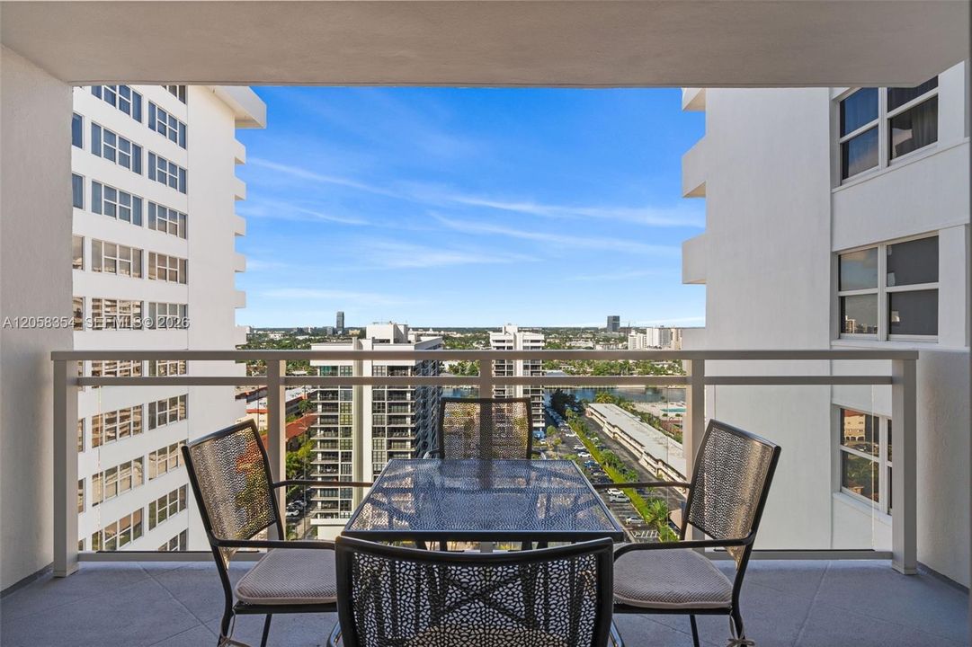 For Sale: $355,000 (1 beds, 1 baths, 896 Square Feet)