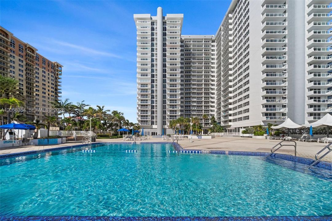 For Sale: $355,000 (1 beds, 1 baths, 896 Square Feet)
