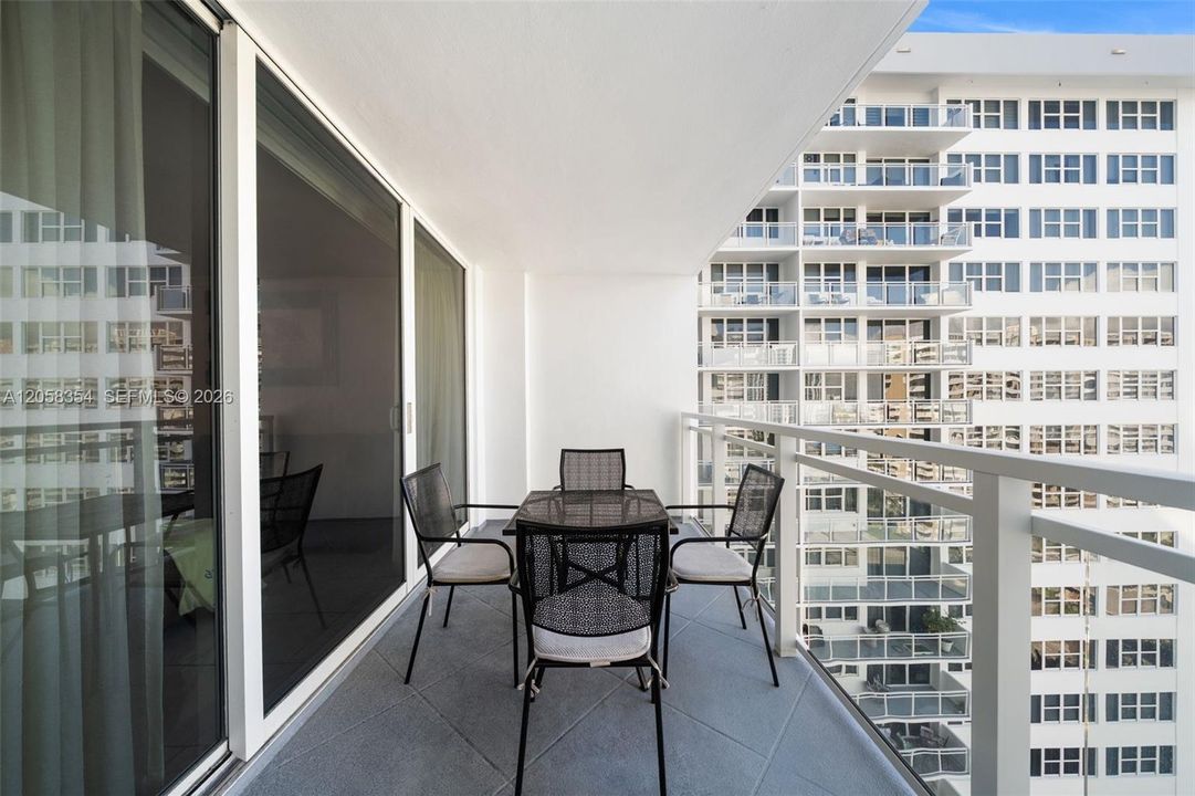 For Sale: $355,000 (1 beds, 1 baths, 896 Square Feet)