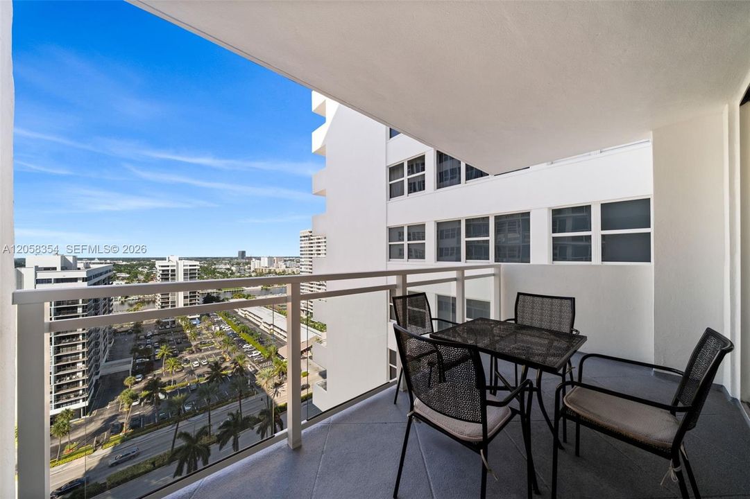 For Sale: $355,000 (1 beds, 1 baths, 896 Square Feet)