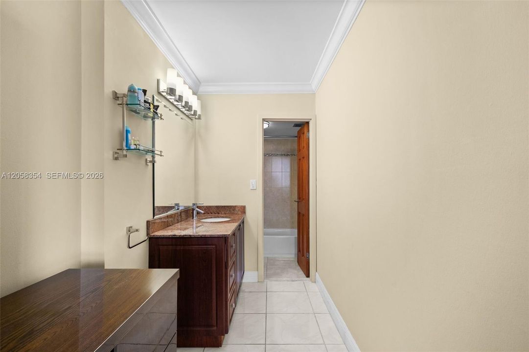 For Sale: $355,000 (1 beds, 1 baths, 896 Square Feet)