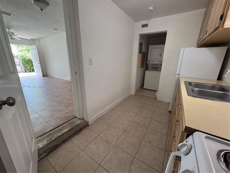 For Rent: $1,900 (1 beds, 1 baths, 560 Square Feet)