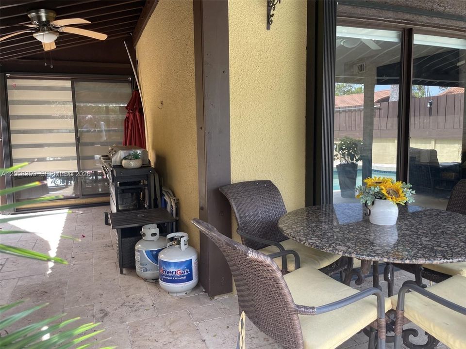 En Venta: $750,000 (3 camas, 2 baños, 2206 Pies cuadrados)