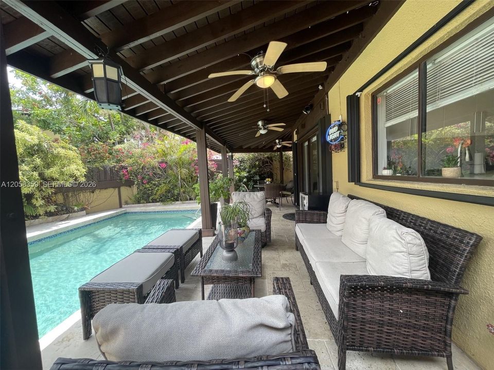 En Venta: $750,000 (3 camas, 2 baños, 2206 Pies cuadrados)