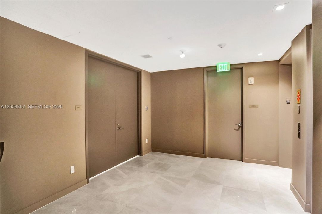 PRIVATE FOYER OF THE UNIT