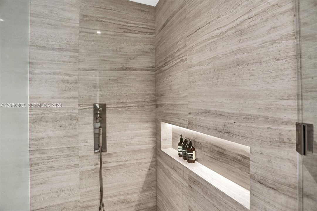 MASTER'S BATHROOM