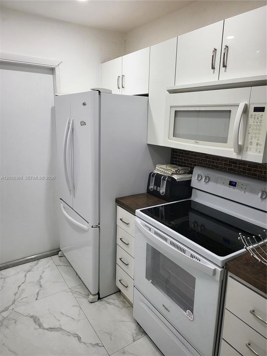 На продажу: $235,000 (2 спален, 2 ванн, 940 Квадратных фут)