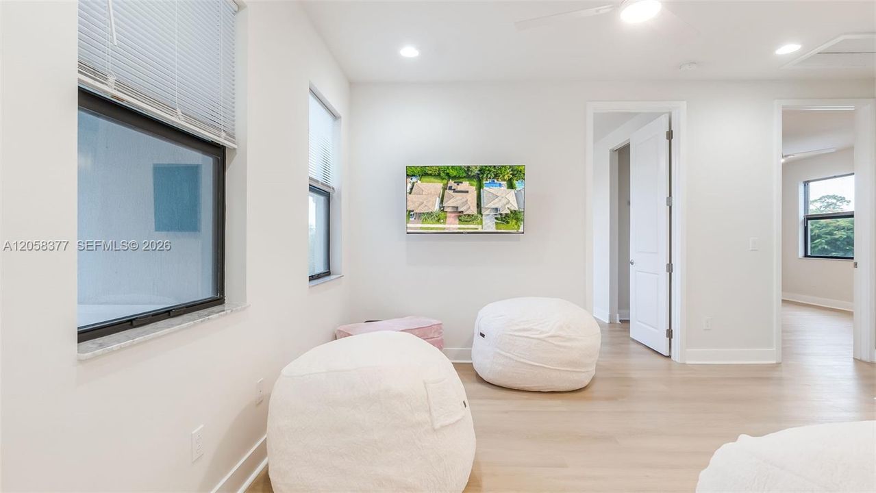 For Sale: $799,990 (6 beds, 4 baths, 2879 Square Feet)
