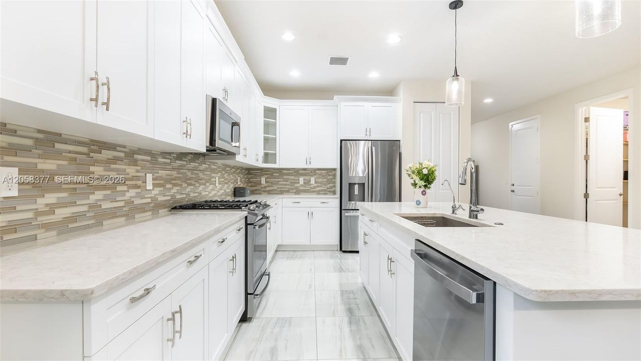 For Sale: $799,990 (6 beds, 4 baths, 2879 Square Feet)