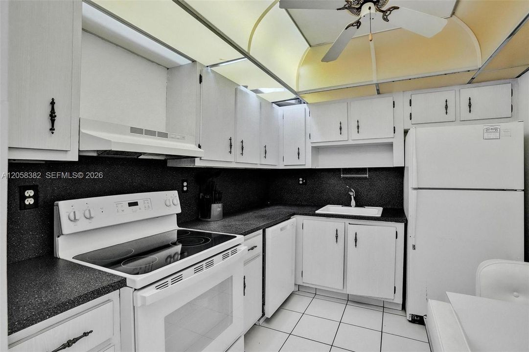 На продажу: $260,000 (2 спален, 2 ванн, 1400 Квадратных фут)