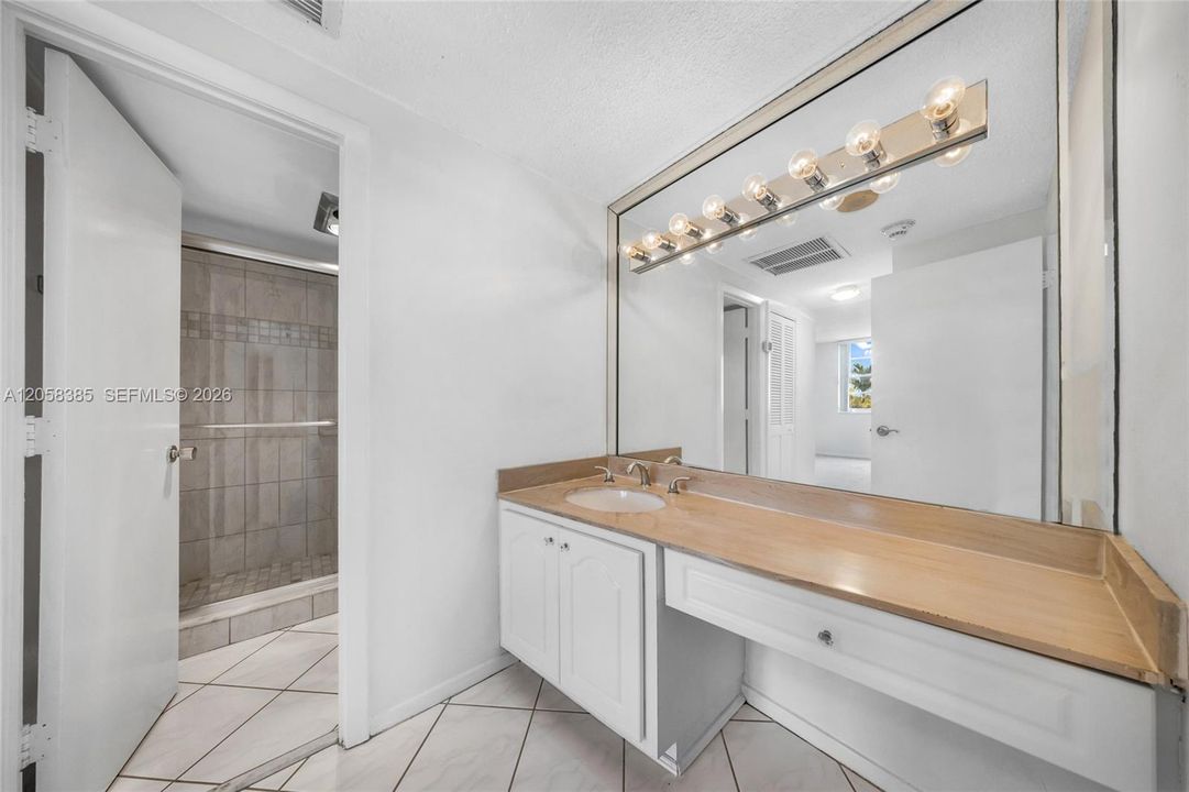 For Sale: $239,000 (1 beds, 1 baths, 762 Square Feet)