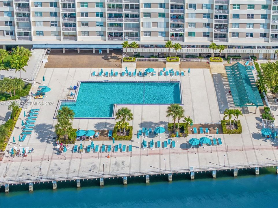 For Sale: $239,000 (1 beds, 1 baths, 762 Square Feet)
