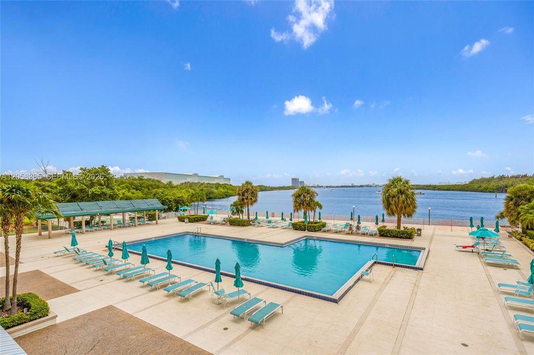 For Sale: $239,000 (1 beds, 1 baths, 762 Square Feet)