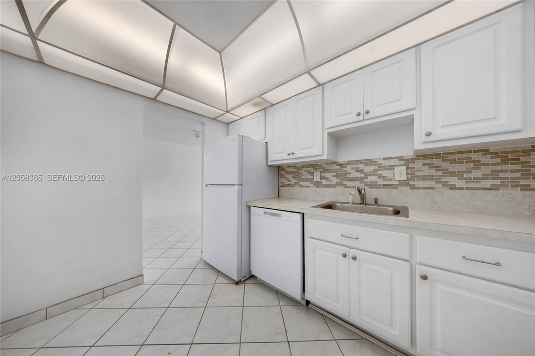 For Sale: $239,000 (1 beds, 1 baths, 762 Square Feet)