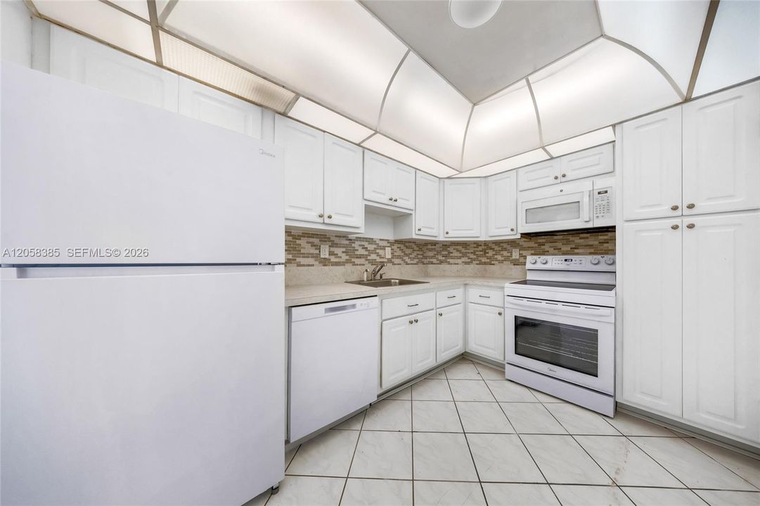 For Sale: $239,000 (1 beds, 1 baths, 762 Square Feet)
