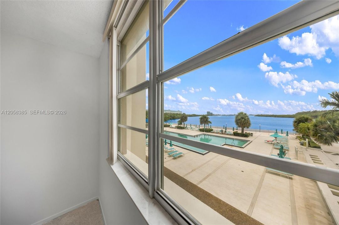 For Sale: $239,000 (1 beds, 1 baths, 762 Square Feet)